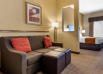 Comfort Suites Airport South hotel thumbnail 6