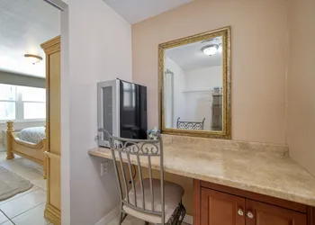 Camelot Beach Suites hotel thumbnail 7