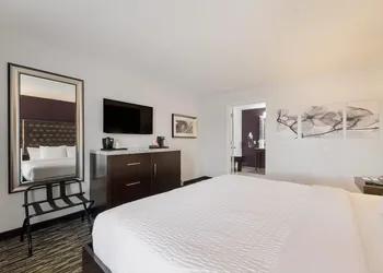 Clarion Inn & Suites Across From Universal Orlando Resort hotel thumbnail 8