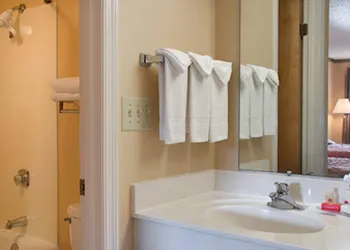 Red Roof Inn & Suites Cleveland, TN hotel thumbnail 5