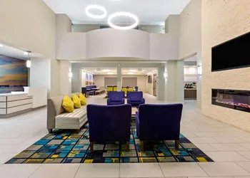 La Quinta Inn & Suites by Wyndham NE Long Beach/Cypress hotel thumbnail 2