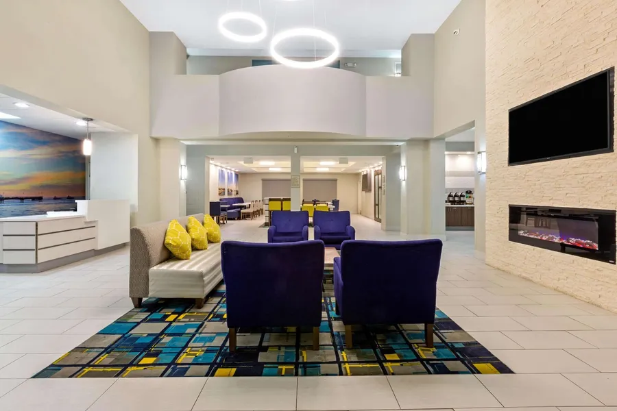 La Quinta Inn & Suites by Wyndham NE Long Beach/Cypress hotel detail image 2