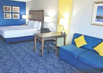 La Quinta Inn & Suites by Wyndham NE Long Beach/Cypress hotel thumbnail 5