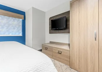Holiday Inn Express Hotel & Suites FLORENCE NORTHEAST by IHG hotel thumbnail 7