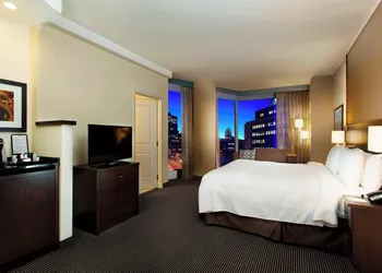 Courtyard by Marriott Montreal Downtown hotel thumbnail 6