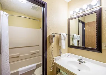 Quality Inn Scottsbluff hotel thumbnail 7