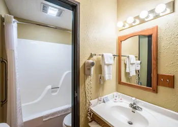 Quality Inn Scottsbluff hotel thumbnail 8