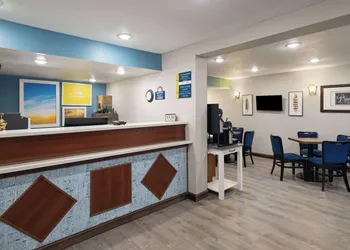 Days Inn & Suites by Wyndham Kokomo hotel thumbnail 2