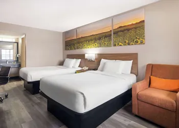 Days Inn & Suites by Wyndham Kokomo hotel thumbnail 4