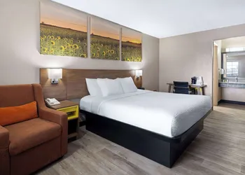Days Inn & Suites by Wyndham Kokomo hotel thumbnail 7