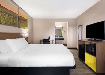 Days Inn & Suites by Wyndham Kokomo hotel thumbnail 8