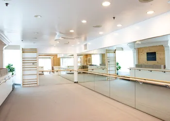Majestic Inn & Spa hotel thumbnail 2