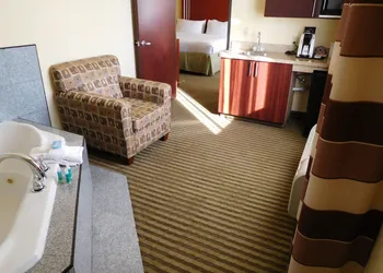 Holiday Inn Express & Suites Ponca City by IHG hotel thumbnail 3