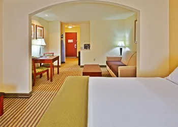 Holiday Inn Express & Suites Ponca City by IHG hotel thumbnail 8