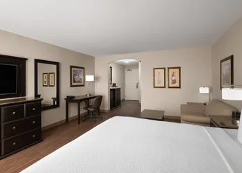 La Quinta Inn & Suites by Wyndham Paso Robles hotel thumbnail 4