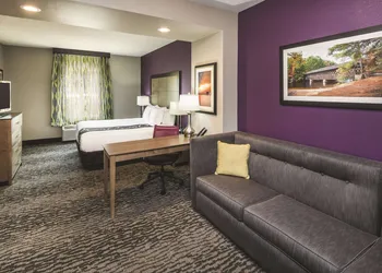 La Quinta Inn & Suites by Wyndham Milledgeville hotel thumbnail 5