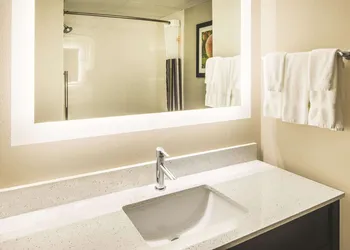 La Quinta Inn & Suites by Wyndham Milledgeville hotel thumbnail 6