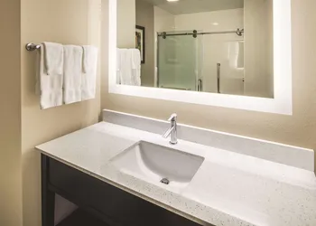 La Quinta Inn & Suites by Wyndham Milledgeville hotel thumbnail 7
