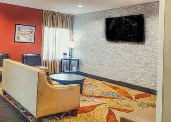 La Quinta Inn & Suites by Wyndham Starkville at MSU hotel thumbnail 3