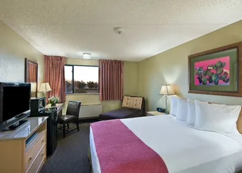 Oxnard Inn Lancaster hotel thumbnail 7