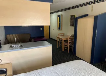 Days Inn & Suites by Wyndham Hutchinson hotel thumbnail 8
