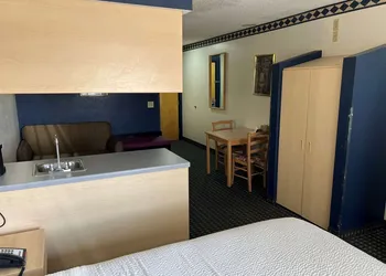 Days Inn & Suites by Wyndham Hutchinson hotel thumbnail 8