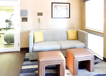 Comfort Suites Crossville hotel thumbnail 4