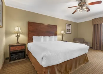 Best Western Plus Monica Royale Inn & Suites hotel thumbnail 4