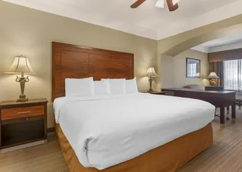 Best Western Plus Monica Royale Inn & Suites hotel thumbnail 6