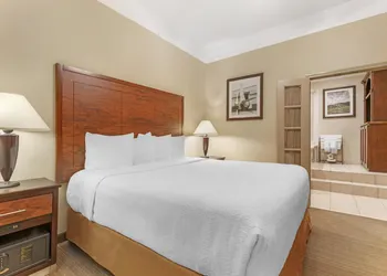 Best Western Plus Monica Royale Inn & Suites hotel thumbnail 7