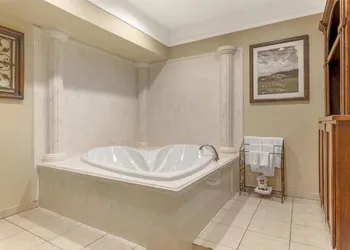 Best Western Plus Monica Royale Inn & Suites hotel thumbnail 8