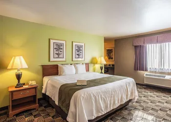 Quality Inn & Suites Hannibal West hotel thumbnail 8