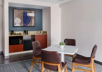 Courtyard by Marriott Manchester - Boston Regional Airport hotel thumbnail 6