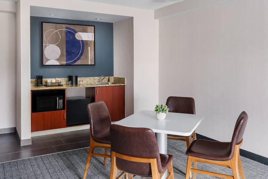 Courtyard by Marriott Manchester - Boston Regional Airport hotel detail image 6