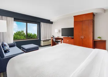 Courtyard by Marriott Manchester - Boston Regional Airport hotel thumbnail 8