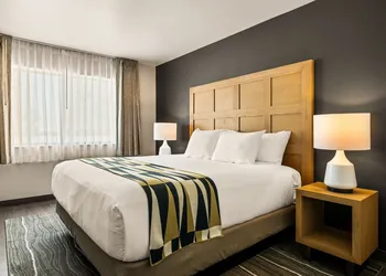 Oxford Suites Redding hotel thumbnail 5