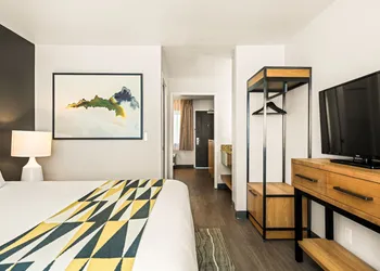 Oxford Suites Redding hotel thumbnail 7
