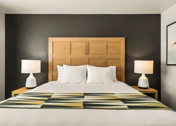 Oxford Suites Redding hotel thumbnail 8