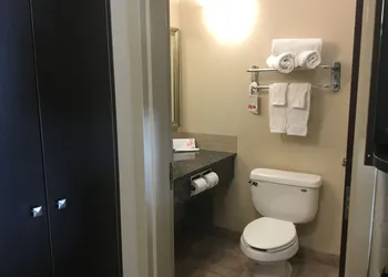 Ramada by Wyndham Pincher Creek hotel thumbnail 4