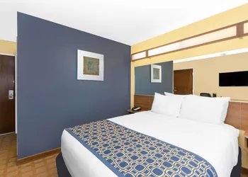 Microtel Inn & Suites by Wyndham Kearney hotel thumbnail 8