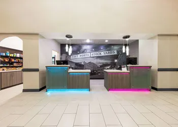 La Quinta Inn & Suites by Wyndham Ft. Worth - Forest Hill TX hotel thumbnail 2