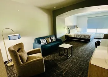 La Quinta Inn & Suites by Wyndham Ft. Worth - Forest Hill TX hotel thumbnail 3
