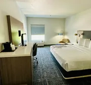 La Quinta Inn & Suites by Wyndham Ft. Worth - Forest Hill TX hotel detail image 4