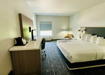 La Quinta Inn & Suites by Wyndham Ft. Worth - Forest Hill TX hotel thumbnail 4