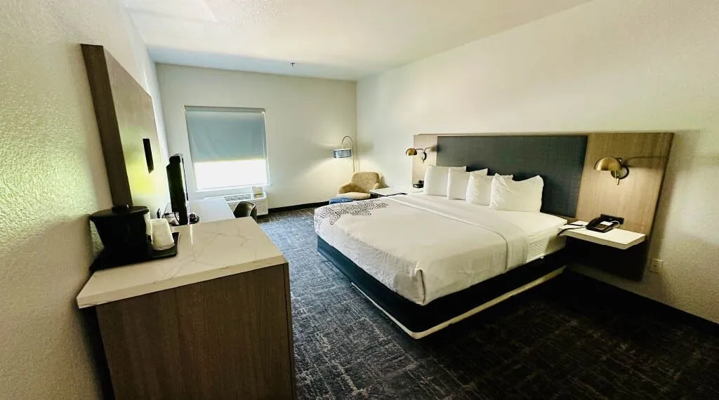 La Quinta Inn & Suites by Wyndham Ft. Worth - Forest Hill TX hotel detail image 6