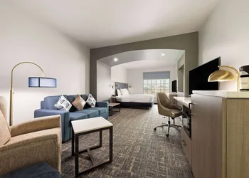 La Quinta Inn & Suites by Wyndham Ft. Worth - Forest Hill TX hotel thumbnail 7