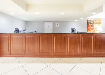 Super 8 by Wyndham Monroe West hotel thumbnail 3