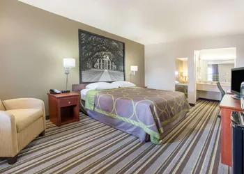 Super 8 by Wyndham Monroe West hotel thumbnail 5