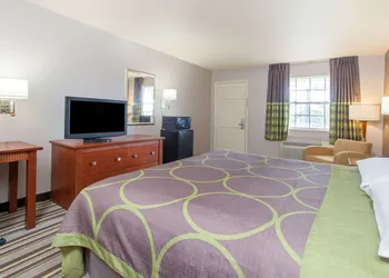 Super 8 by Wyndham Monroe West hotel thumbnail 6