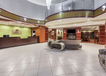 La Quinta Inn & Suites by Wyndham Tulsa Midtown hotel thumbnail 2
